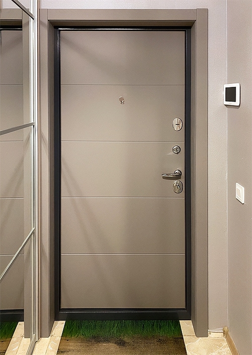 Дверь в прихожей квартиры