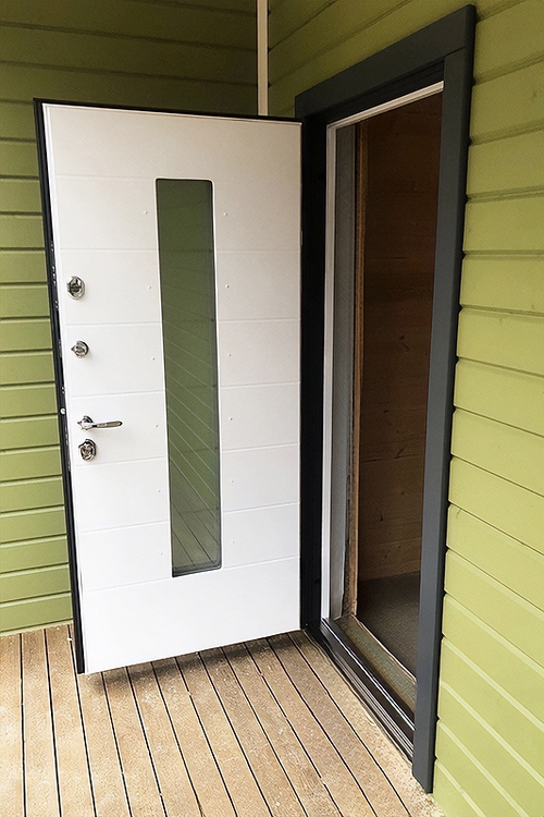 Утепленная дверь со стеклом