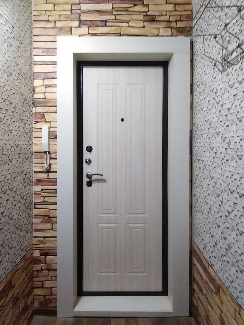 Дверь с белыми доборами