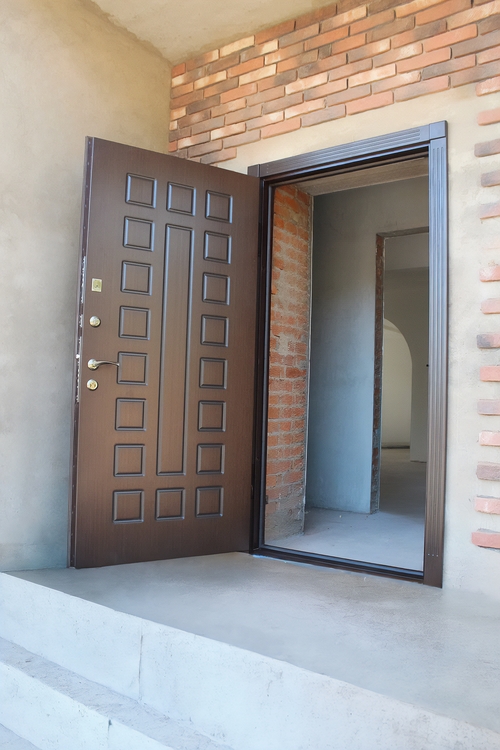 Дверь для строящегося дома