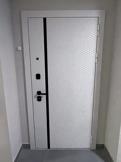 Белая дверь с полосой