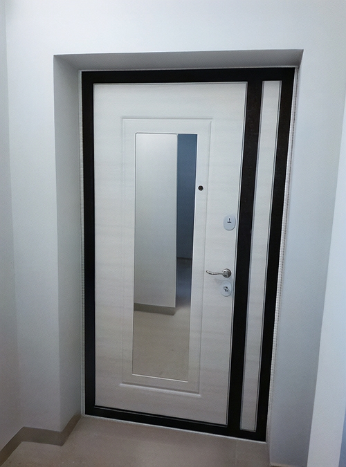 С зеркалом внутри