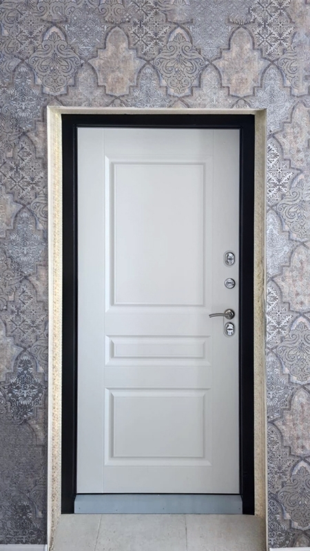 Квартирная дверь с белым МДФ