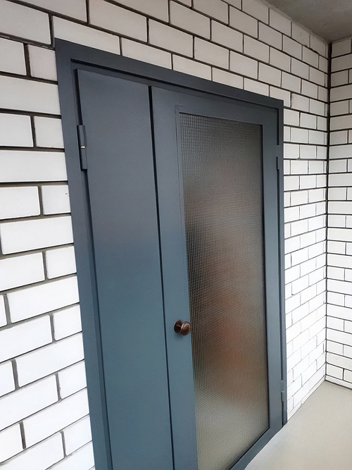 С большим армированным стеклом