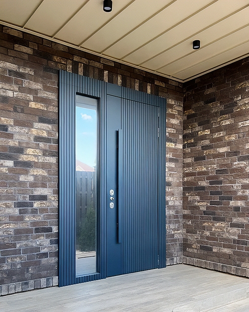 Утепленная дверь с длинной ручкой в тон МДФ