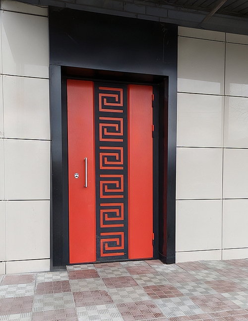 Порошковая красно-черная дверь