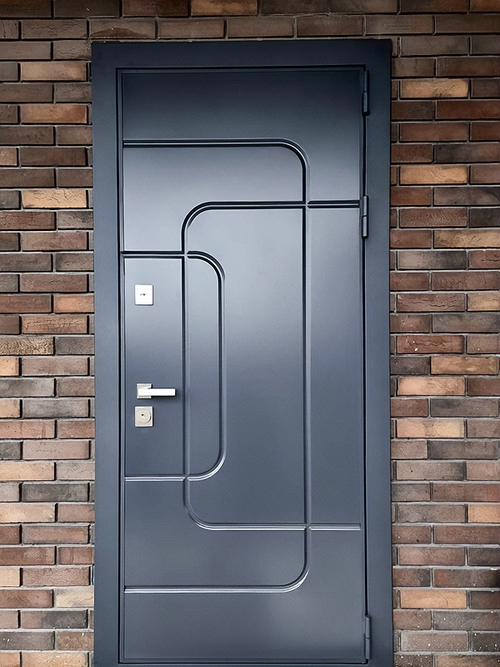 Уличная дверь с фрезеровкой