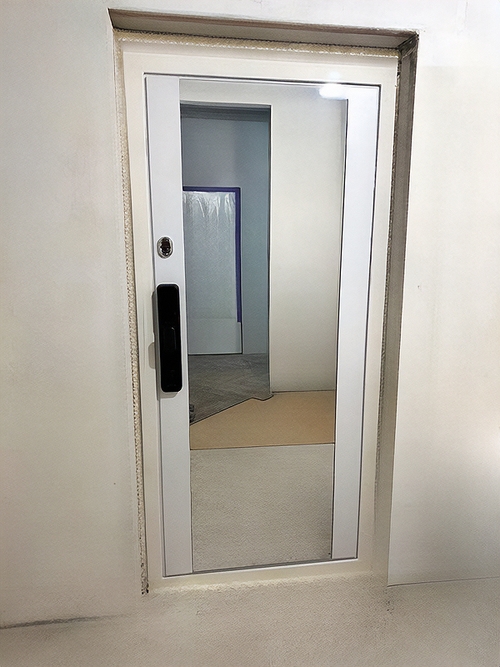 Дверь со smart-замком и зеркалом