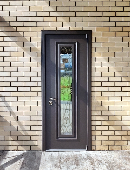 Дверь с остеклением в доме