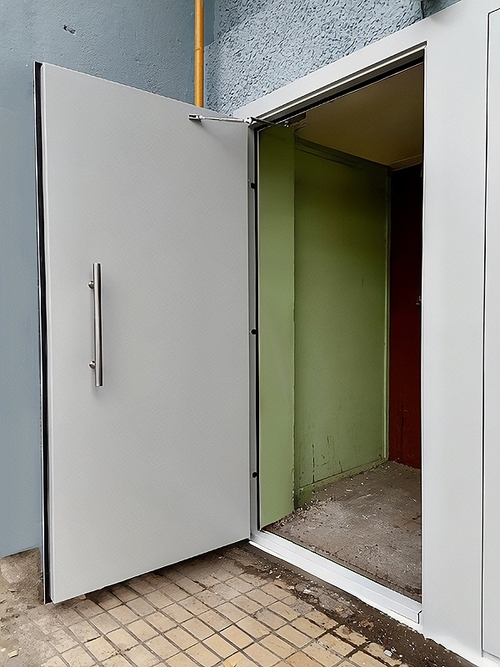 Нестандартная подъездная дверь