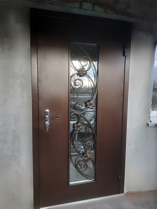 Дверь с остеклением