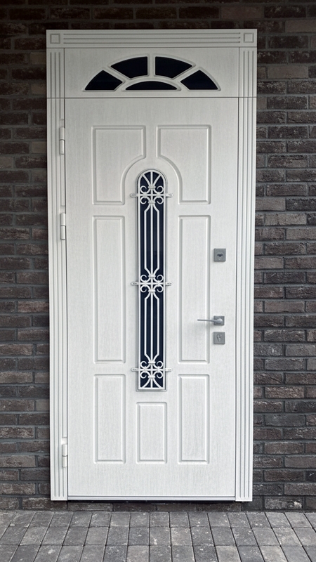 Белая с ковкой