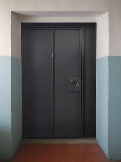 Дверь-скелет