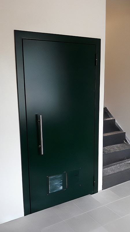 Дверь с вентрешёткой