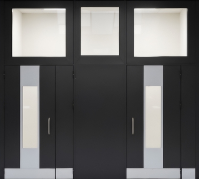 Нестандартная входная подъездная группа с остеклением, отбойниками и черным окрашиванием