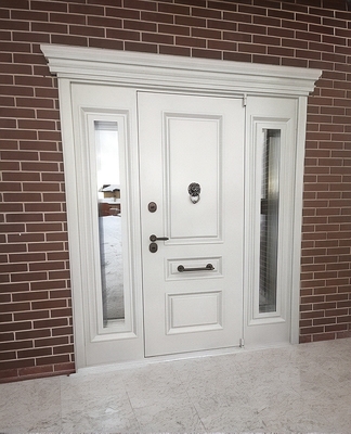 Белая парадная дверь