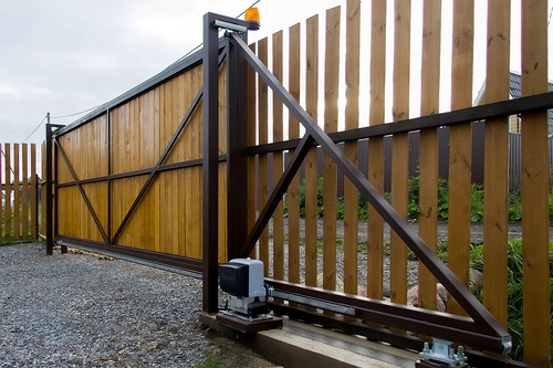 Фото откатных ворот с деревянными планками