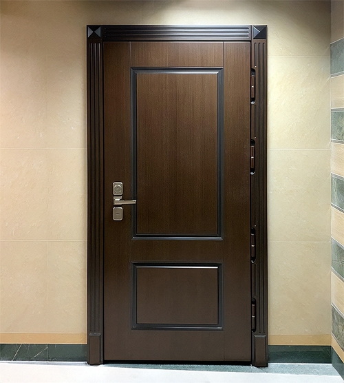 Дверь с коричневой плитой МДФ