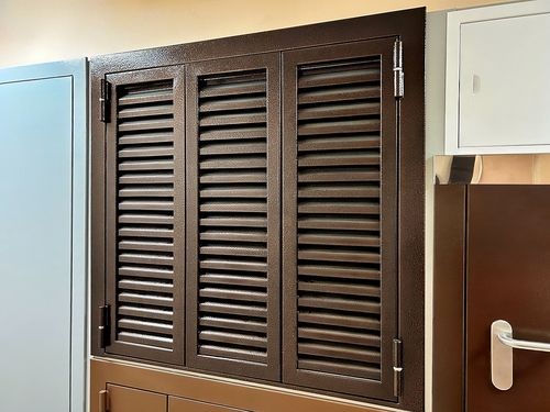 Коричневые ставни