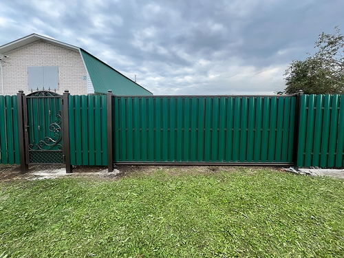 Откатные ворота зеленого цвета