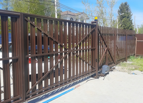 Откатные ворота коричневого цвета