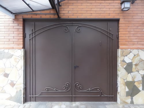 Ворота с коваными узорами